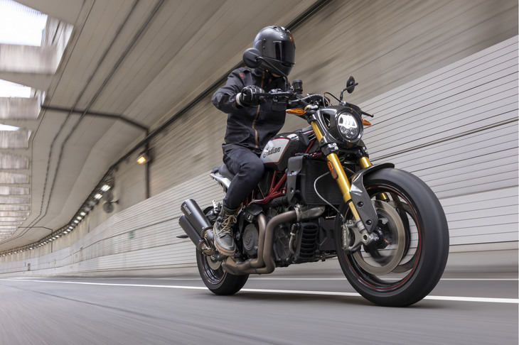 走行中はラジエーターの左右に追加された導風板が効果を発揮。取材日は最高気温が35℃を超える真夏日だったが、終始快適なライディングを楽しむことができた。