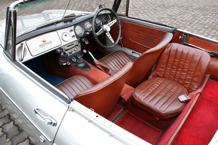 旧車イベントにエントリーしていた初期型SP310。ご覧のように横向きのサードシートを備えた3人乗りだった。インパネには国産初となるタコメーターが備わるものの、同径の時計が並び、あまりスポーツカーらしくなかった。ラジオ下の小径メーターは後年に増設されたもの。