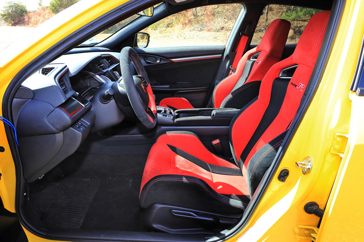 タイムアタック車は左ハンドル仕様。フロントウィンドウに貼られていた環境シールからして、恐らくドイツ仕様だ。