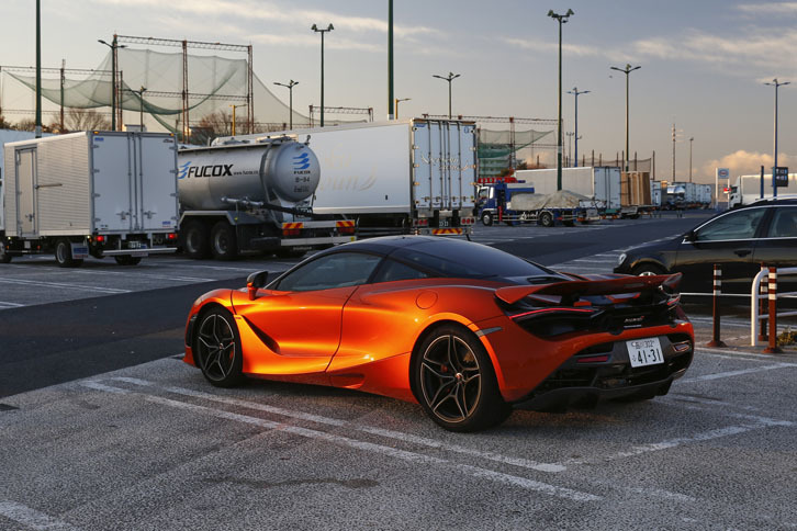 試乗の朝、高速道路のサービスエリアにたたずむ「720S」。有機的なデザインと鮮やかなボディーカラーをまとう同車は、ここではまるで異形のもの。