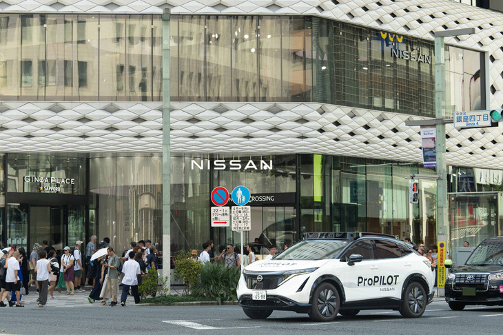東京・銀座を行く、次世代「プロパイロット」を搭載したBEV「日産アリア」の試作車。