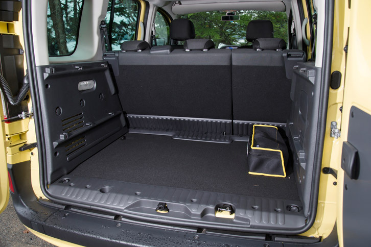 荷室は突起物の少ないスクエアな形状が特徴。高さは1155mm、幅は1121mm。奥行きは611mmだが、後席を倒せば1803mmに拡張できる。