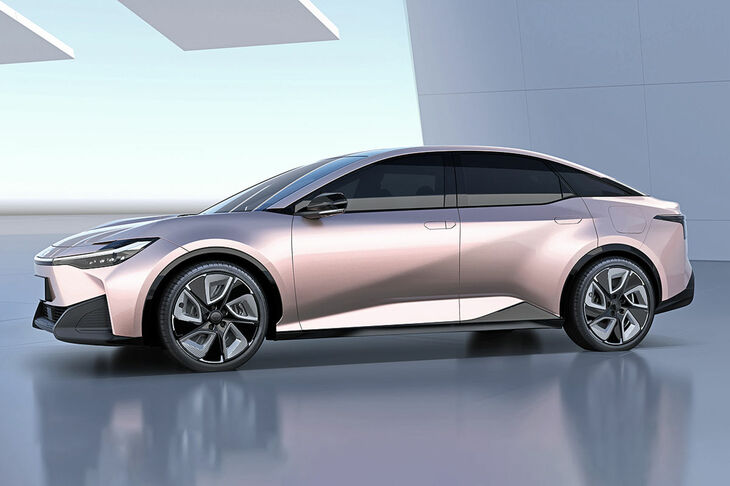 トヨタbZセダン／市場投入時期：早くても2027年／トヨタの電気自動車「bZ」ファミリーには、セダンも含まれる予定。スポーティーでクラシックなデザインだ。比較的短いオーバーハングとリトラクタブルドアハンドルが印象的である。