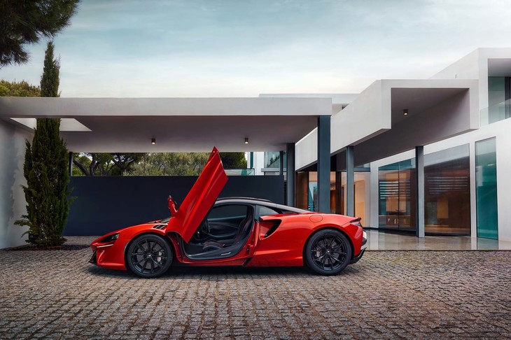 「アルトゥーラ」のボディーにはカーボンファイバーとアルミニウムが多用されている。はね上げ式のドアも、同モデルの特徴のひとつ。