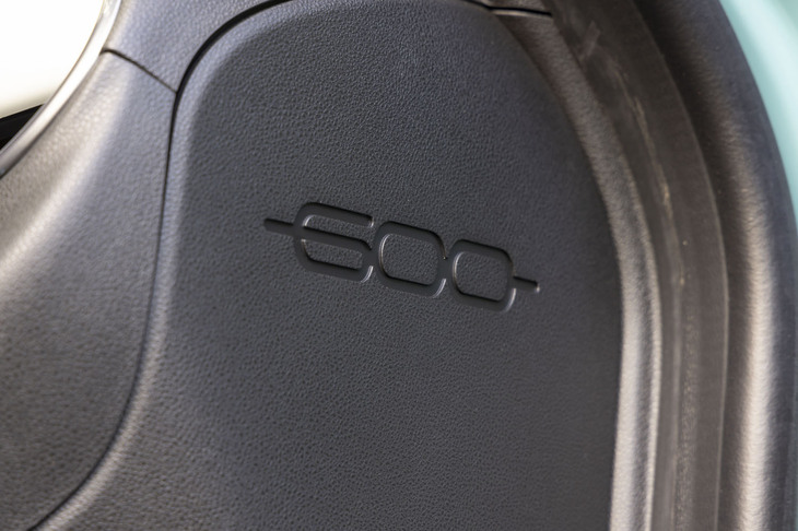 ドアを開けたときに見えるダッシュボードの断面にも「600」。