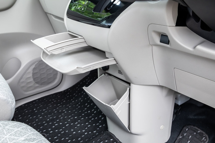 センターコンソール部分にトレイや引き出し式のカップホルダー、ロワボックスを配置。