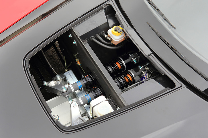 フロントのサスペンションはプッシュロッドを使った縦置きのインボードタイプで、ビルシュタイン製のダンパーが採用されている。優れたロードホールディング性能に加え、セッティングの自由度の高さも特徴とされる。