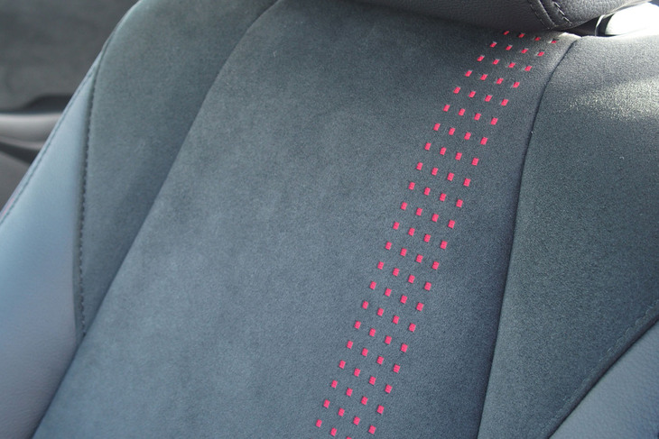 マツダ2 XDスポルト＋（海外仕様車のフロントシート）