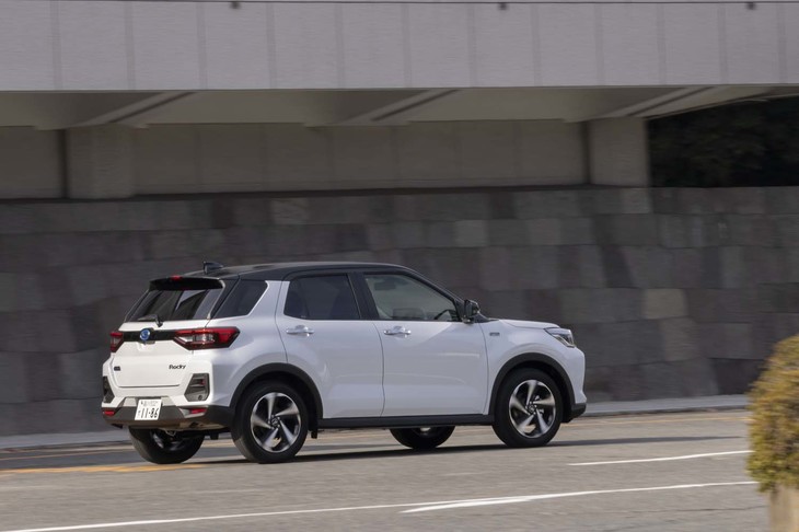 ハイブリッドモデルの価格は「ダイハツ・ロッキー」が211万6000円～234万7000円で、「トヨタ・ライズ」が216万3000円～232万8000円。