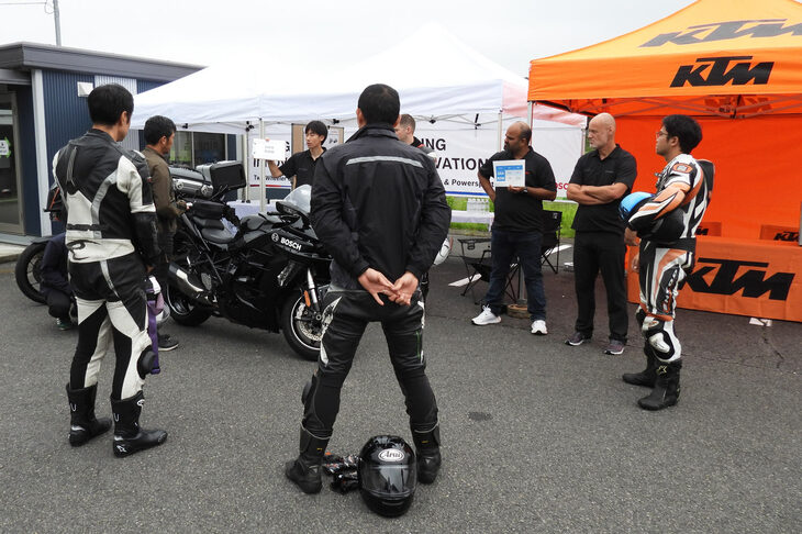 全体プレゼンテーションが終わると、いよいよ各技術の体験試乗へ。各セッションが始まると、まずはそこで体験する機能の、より突っ込んだ説明が行われる。