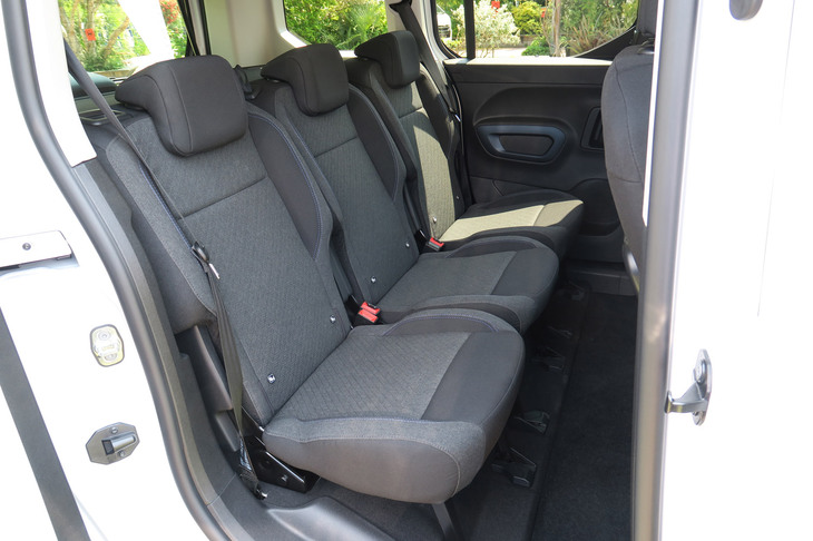 フィアット・ドブロ（リアシート）