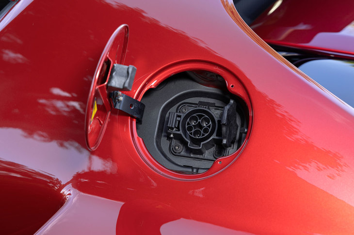 充電口は左側のフライングバットレスに配置（ちなみに給油口は右側）。バッテリー容量が小さいこともあり、急速充電には対応していない。