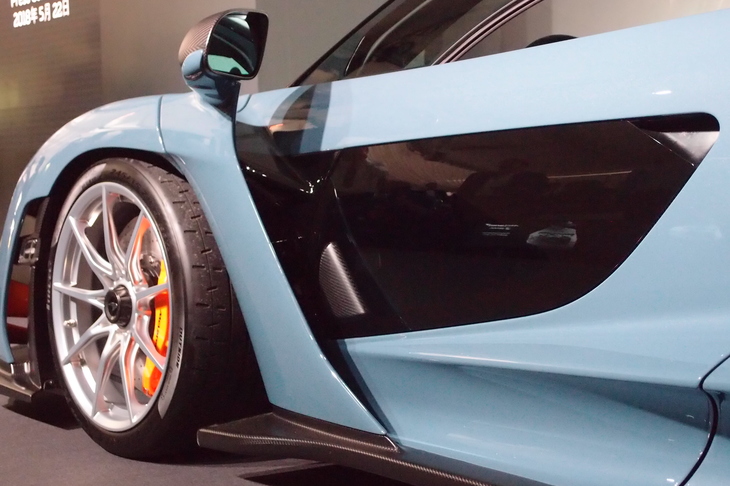 エアロダイナミクスが追求された、「セナ」のフロントフェンダー部。