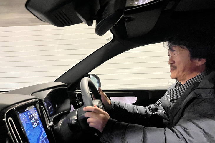 ボルボは数年前にディーゼルエンジン車の販売をやめており、ディーゼル好きの私の視界からは消えていた。しかし久しぶりにステアリングを握ったボルボは、さすがはBEVと感心する超絶スムーズさが印象的。東京・杉並の路地をスイスイと進んだ。