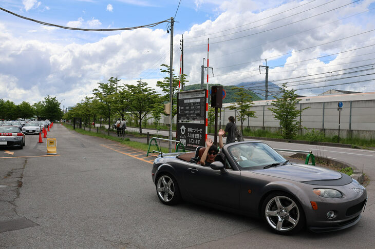 14時半の閉会式が終われば、参加者たちは愛車とともにそれぞれの帰路へ。現行「ND」型に乗る若者が、筆者のカメラに手を振ってくれた。再びみんなが軽井沢で会えるのは、また1年後だ。