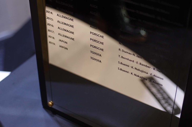 ルマン24時間の優勝トロフィーの台座には、トヨタ2連覇の証しとなるコンストラクター名とドライバー名が記されている。