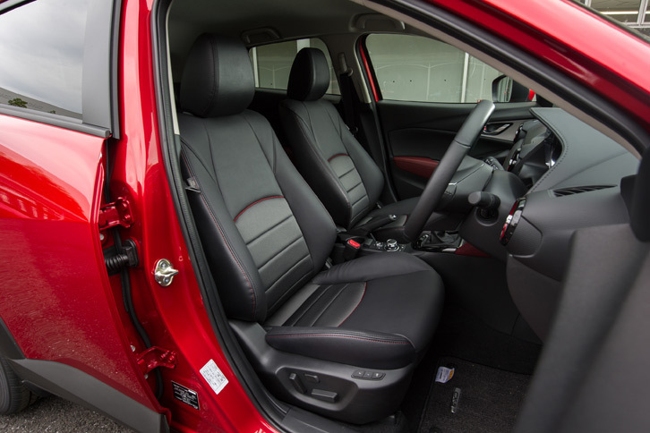 「XDプロアクティブ」のシートは、合成皮革とクロスのコンビタイプ。上級グレード「XD Lパッケージ」には、パーフォレーションレザーとラックススエードのコンビシートが装備される。