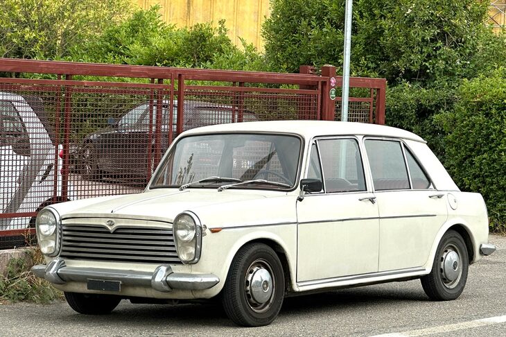 オースチン・ブランドなどで販売されたBMC製「ADO16」をベースに、イタリアのインノチェンティ社がライセンス生産した「IM3」。2023年6月、シエナ県で撮影。