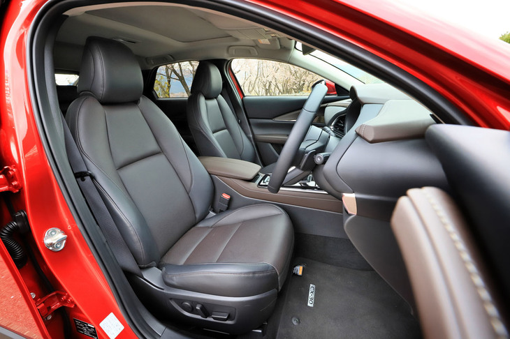 シートについては適切な着座姿勢と長時間座っていても疲れないことを重視して設計されている。「Lパッケージ」では表皮がパーフォレーションレザーとなり、前席に電動調整機構やシートヒーターが装備される。