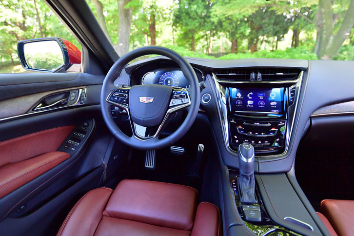 今回の一部改良で、インテリアカラーにも新色のコナブラウン（写真）が加わった。