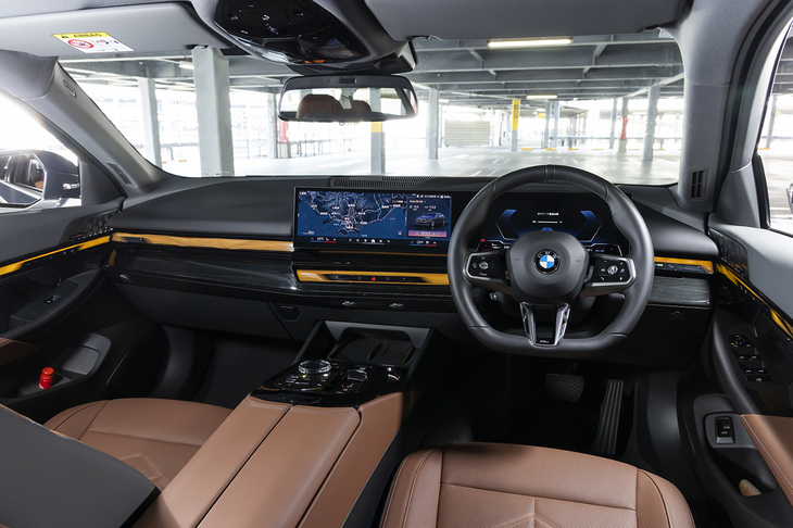 インテリアトリムはこのダークシルバーアクセントとダークオークのファインウッドの組み合わせのみの設定。「525Li」には有償オプションがBMWインディビジュアルのボディーカラー「フローズンピュアグレー」のみしか用意されていない。