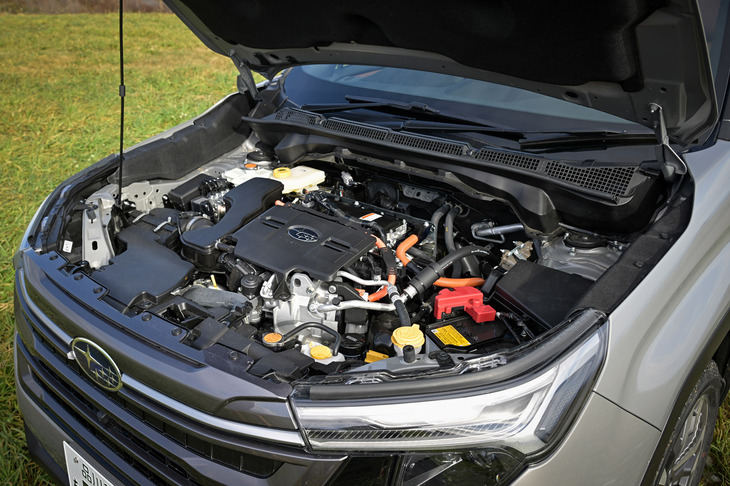 2.5リッター水平対向4気筒エンジンと2基のモーターを組み合わせたストロングハイブリッド「S：HEV」の採用も新型「フォレスター」のトピックだ。