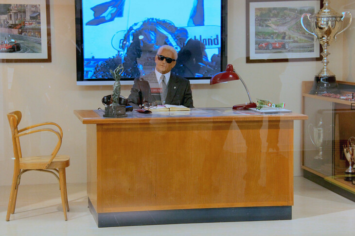 イタリア・マラネッロの「ムゼオ・フェラーリ」にて。別角度から見た執務室。ガラス越しなので若干の反射はご容赦を。