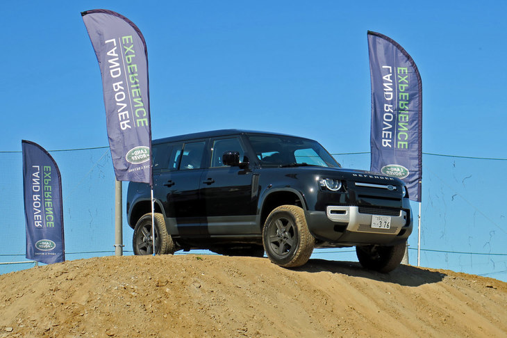 山は上ったら下りなければならないが、登坂時と一緒で、山の縁では自車前方の路面が運転席からまったく見えなくなる。