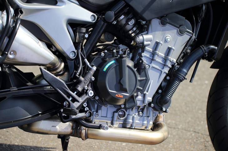 799ccの並列2気筒エンジン「LC8c」は、軽量コンパクトな設計が身上。2つのカウンターウェイトを持つバランサーシャフトにより、振動が軽減されている。