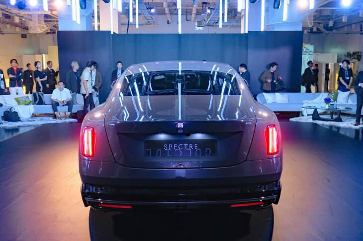 ロールス・ロイス・スペクター プロフェシー（リア）