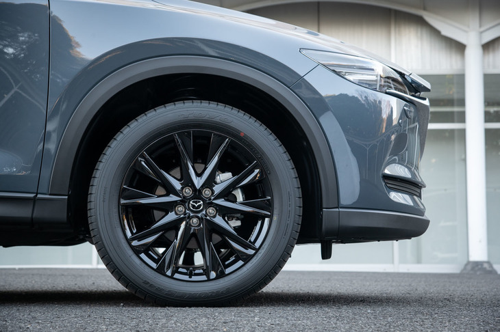 「ブラックトーンエディション」や「エクスクルーシブモード」のタイヤサイズは225/55R19。専用設計の「トーヨー・プロクセスR46」が装着される。