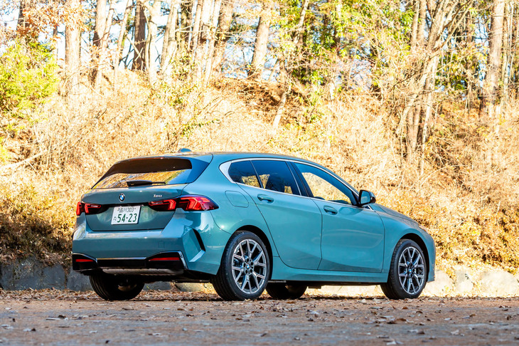 ストップ＆ゴー機能付きのアダプティブクルーズコントロールや車線維持支援システムなどの運転支援機能はひととおりそろっている。高速道路における渋滞時のハンズオフ機能はセットオプションの「テクノロジーパッケージ」で追加できる。