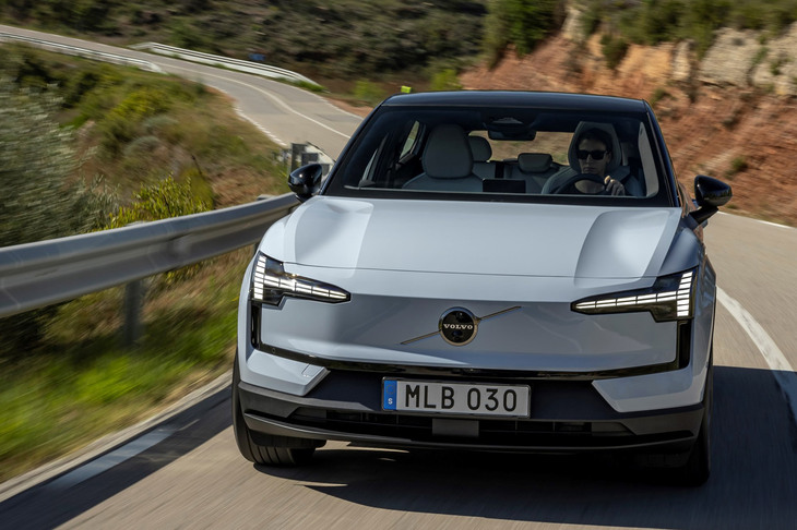 清水「このクルマ、こんなナリしてツインモーター仕様だと428PSの543N・m、0-100km/h加速は3.6秒だそうです」　
	渕野「要りませんよね。このクルマにそんな性能」　
	ほった「ゼロヒャクのタイムが、ネガティブ要素として語られる時代がくるとは……」