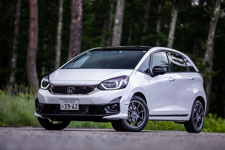 「ホンダ・フィットe：HEVモデューロX」は、ホンダアクセスのカスタマイズにより「道を選ばぬ爽快な走り」が追求されたコンプリートカー。2021年6月にデビューした。