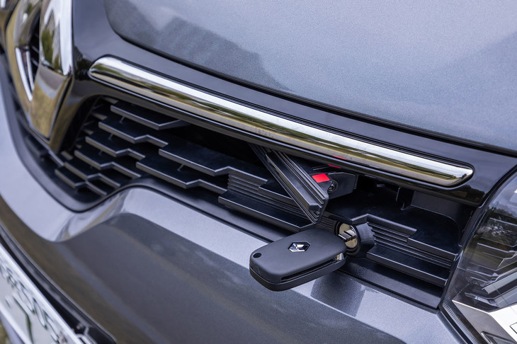 樹脂製のフロントボンネットを前方にスライドさせる際は、車両正面右側にある鍵穴にキーを差し込み、レバーのロックを解除する必要がある。