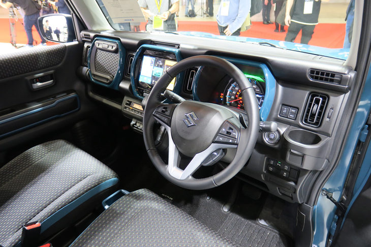 インストゥルメントパネルまわりは、ゴツゴツしたデザインと、メーターパネルやインフォテインメントシステムの画面を囲む、3連のカラーリムが特徴。