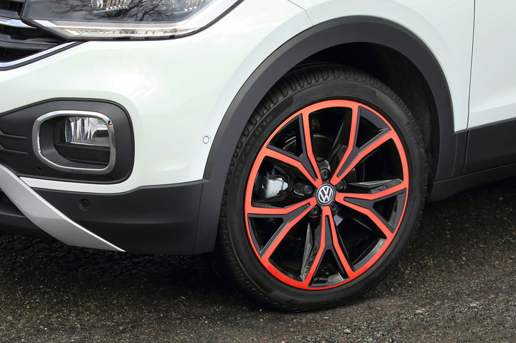 「TSI 1stプラス」に標準装備される「デザインパッケージ」でオレンジを選択した試乗車は、スポーク部分がオレンジにペイントされたホイールを装着。前後215/45R18サイズの「ピレリ・チントゥラートP7」タイヤを組み合わせていた。