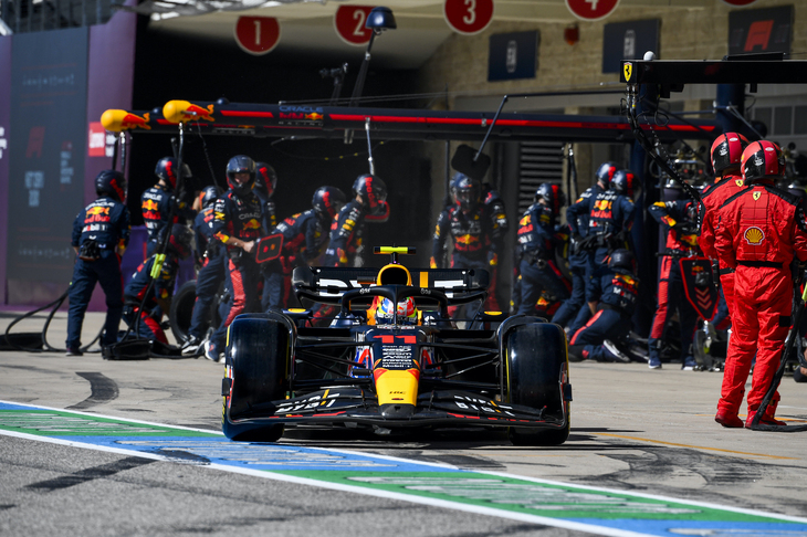 レッドブルのセルジオ・ペレス（写真）は4位フィニッシュ。「母国メキシコで引退表明？」といった報道もなされた不調にあえぐメキシカンだが、本人は「来季の契約があるというのに笑っちゃうよ」とニュースを否定。予選では9位といつもの中位に埋もれたものの、レースでは5位まで挽回しゴールした。ポディウムにも遠く地味な結果だったが、自身のドライバーズランキング2位の座を脅かすハミルトンが失格、無得点となったことは彼にとって幸いだった。ペレスはハミルトンとの差を39点に拡大し、次のメキシコGPへ臨む。なおスプリントでは、7番手スタートから5位入賞。（Photo=Getty Images / Red Bull Content Pool）
	 