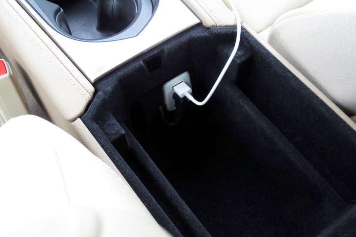 「ATS」の場合、ケーブルの接続口はセンターコンソールボックスなどに設けられている。ちなみに、キャデラックのインフォテインメントシステム「CUE」は、グーグルの「Android Auto」にも対応している。