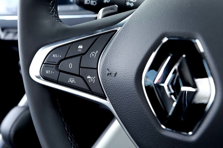 先進安全運転支援システム（ADAS）の充実も、新型「ルーテシア」の長所といえる。ACCや車線中央維持支援機能、衝突被害軽減ブレーキなどが標準で備わる。