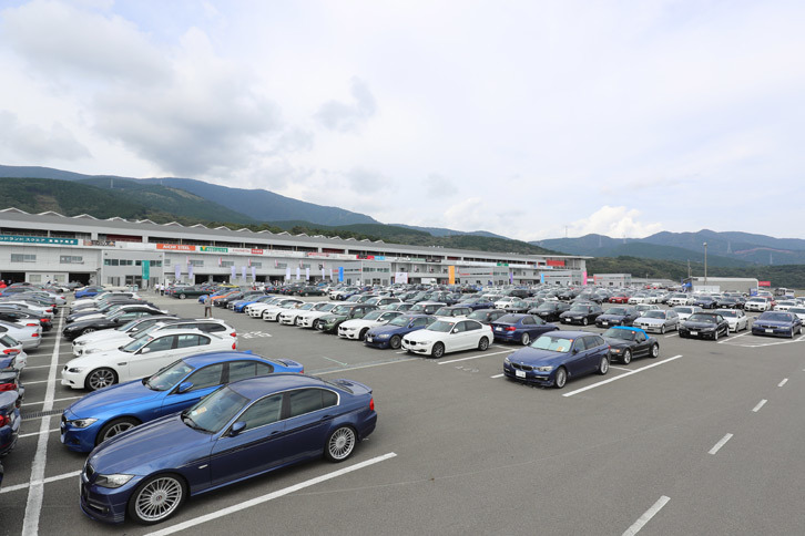 会場となった富士スピードウェイのパドックの様子。参加車両は総勢500台にのぼった。