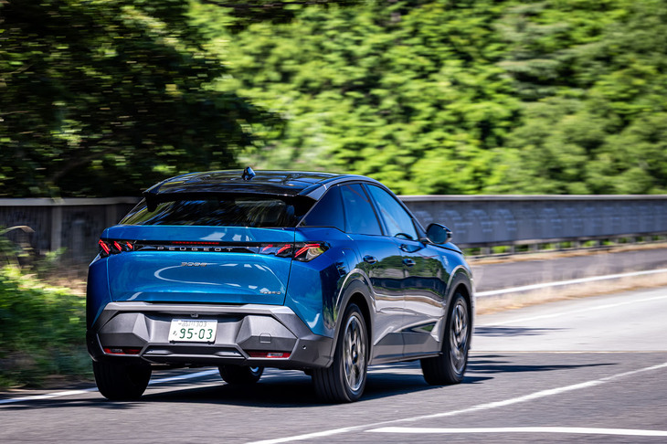 システム最高出力145PSの48Vマイルドハイブリッドシステムは、新型「3008」のボディーに必要十分ではあるが、十二分なパワーとまではいえない。ただ、動力性能は控えめでもアシがいいので、長距離移動は思いのほか高いアベレージをキープできる。