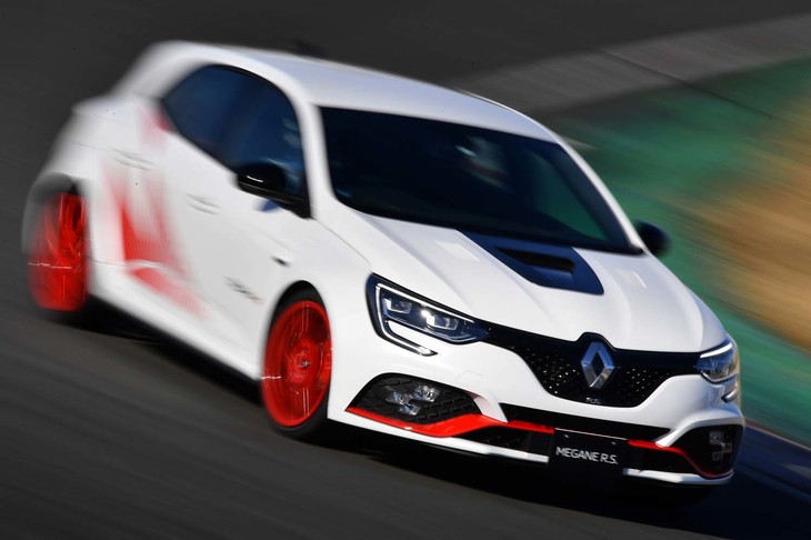 ノーマルの「メガーヌR.S.トロフィー」に比べ、130kgもの軽量化を果たした「トロフィーR」。0-100km/h加速タイムは5.4秒。最高速は262km/hと公表される。