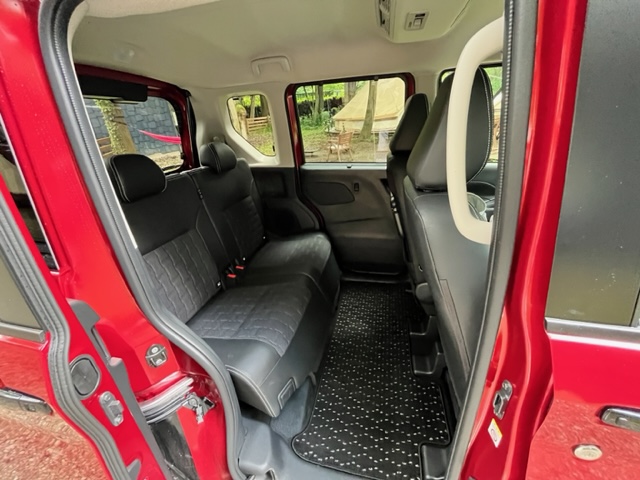 後席空間も変わっていないが、前後380mmのシートスライド機構が付いているので便利だ。