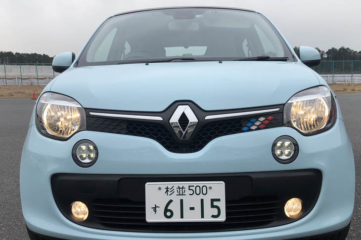 「トゥインゴ」は、見た目が断然かわいい。真正面から見ると、特にオシャレさんだ。