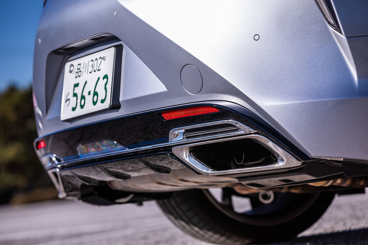 大排気量のV8自然吸気エンジンが奏でるエキゾーストサウンドは、なつかしくも刺激的。最近の常識となりつつあるスピーカーによる追加演出などは行われていない。