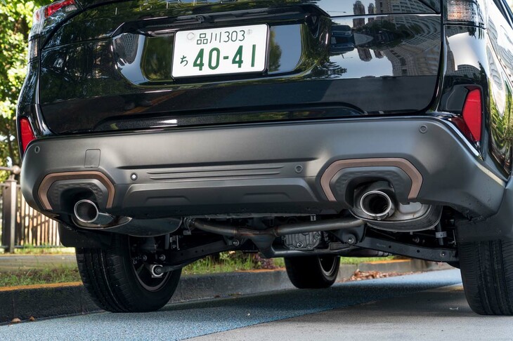 左右2本出しのマフラーが装備されるのは「スポーツ／スポーツEX」のみ。ハイブリッド車は右側の1本出しで、リアバンパーの左側には“目隠し”がされる。