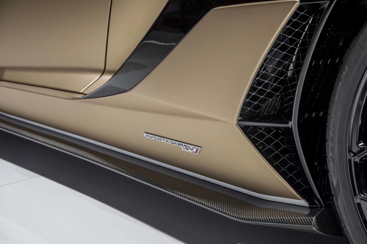 ランボルギーニ・アヴェンタドールSVJロードスター（サイドインテーク部分のエンブレム）