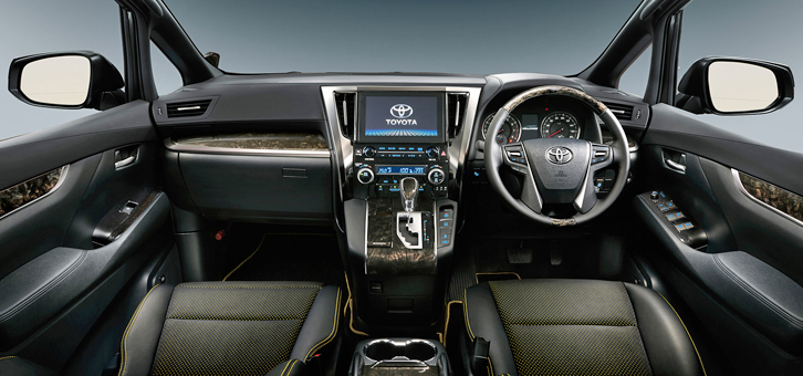 インテリアの様子。黒木目調の本革巻き4本スポークステアリングホイールが装着される。