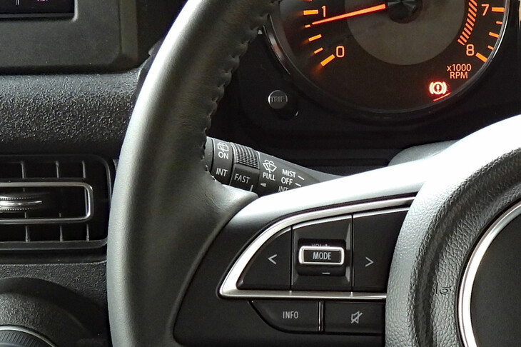 細かいところでは、間欠ワイパーに作動間隔の調整機能が追加されたのもトピックとのこと。車両の撮影前に教えてほしかった（笑）。